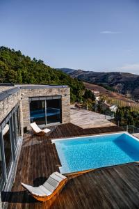 una casa con piscina en una terraza de madera en O Pouso dos Pousos, en Mesão Frio