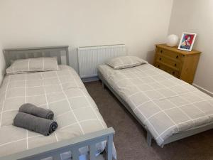 two beds sitting next to each other in a bedroom at Modern 2 bedroom cottage near Bike Park Wales. in Merthyr Tydfil