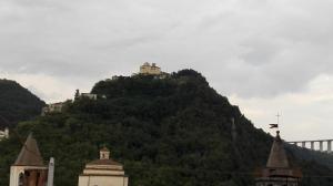 uma colina com um castelo no topo em B&B ERMINIA em Laino Borgo