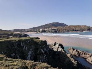- Vistas a una playa con rocas y al océano en Fantástica casa a 500 metros de la playa de San Jorge., en Ferrol