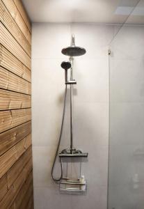 ポンタ・デルガダにあるAljube Residences III - Apart novo no centro de PDLのバスルーム(ガラスドア、シャワーブース付)