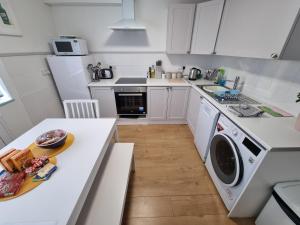 Kjøkken eller kjøkkenkrok på Visit Seaford Apartment - 4 Bedrooms