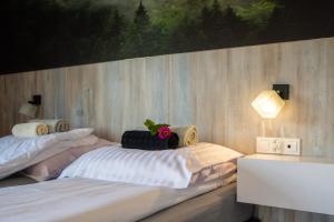 deux lits côte à côte dans une pièce dans l'établissement Cztery Sosny - noclegi Zasieki, à Zasieki