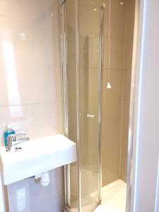 a bathroom with a shower and a sink at F204-Compact 2nd Flr Studio Fits 2-Near Hyde Park in London