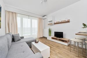 Televízia a/alebo spoločenská miestnosť v ubytovaní Apartment Krakowska 39 with AC & PARKING & LOGGIA Wrocław by Noclegi Renters