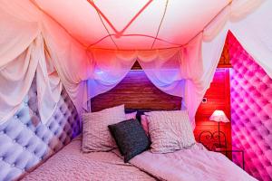 מיטה או מיטות בחדר ב-Le Néflier Dijon - appart balnéo - SPA romantique pour 2