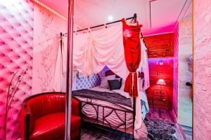 A bed or beds in a room at Le Néflier Dijon - appart balnéo - SPA romantique pour 2