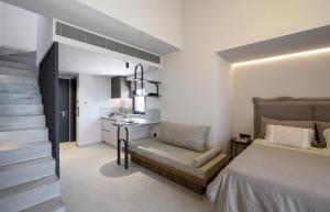 1 dormitorio con cama, silla y escritorio en ANASSA BUTIK LIVING NIKITI, en Nikiti