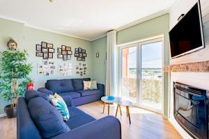 A seating area at Bela Vista - Beach Apartment