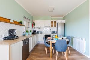 een keuken met een tafel en stoelen in een kamer bij Bela Vista - Beach Apartment in Praia de Mira