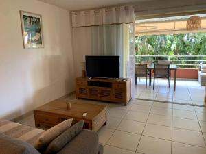 Televiisor ja/või meelelahutuskeskus majutusasutuses Appartement Ti Vaniy, T3, Anse Mitan, Trois ilets, Martinique