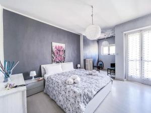 una camera con letto e parete grigia di MYHOUSE INN PRONDA - Affitti Brevi Italia a Torino
