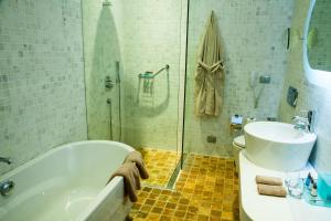 Kylpyhuone majoituspaikassa Landmark Hotel Baku