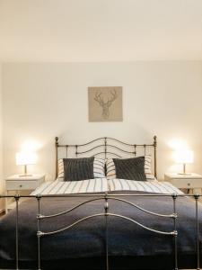 ein Schlafzimmer mit einem großen Bett mit zwei Lampen in der Unterkunft Ferienwohnung Thiergarten in Mistelgau