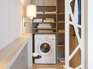 a laundry room with a washer and dryer at Mobil home grand confort MH 452 proche Zoo de Beauval in Onzain