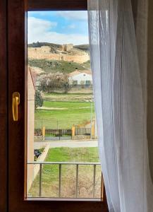 una ventana con vistas a un campo en DOMVS II, en El Burgo de Osma
