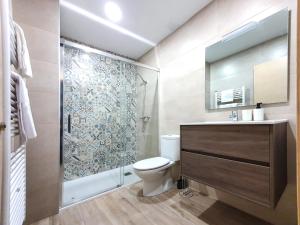 uma casa de banho com um WC e um chuveiro em DOMVS II em El Burgo de Osma
