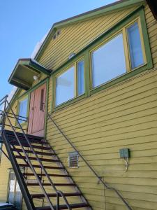 Bygningen som lejligheden ligger i + 2 billeder