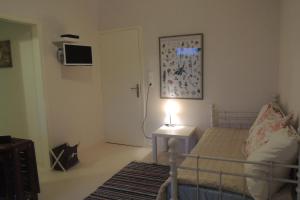 アギア・ガリニにあるKalliroe Apartments -Cretaのベッドルーム1室(ベッド1台、テーブルの上にランプ付)