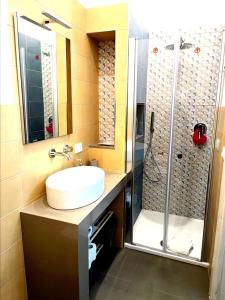 La salle de bains est pourvue d'un lavabo et d'une douche. dans l'établissement kasakora, à Casteldaccia