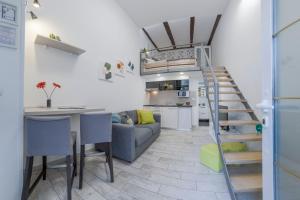 uma sala de estar com uma escada que leva até um loft em Urban Apartments Pula em Pula