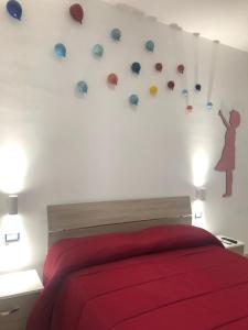 um quarto com uma cama vermelha com pedras na parede em Casa Dalila em Vietri