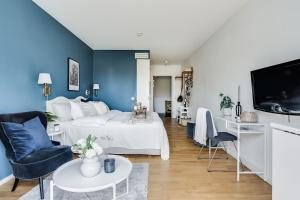 博斯塔德的住宿－Pensionat Enehall，卧室配有白色的床和蓝色的墙壁