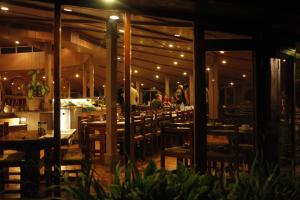 Um restaurante ou outro lugar para comer em Fish Tail Lodge