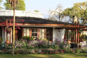 Um jardim no exterior de Fish Tail Lodge