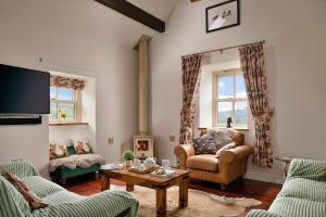 sala de estar con sofá, sillas y mesa en Finest Retreats - Moelis Granary - Luxury Cottage with Hot Tub, en Llandrillo