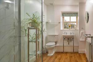 Koupelna v ubytování Finest Retreats - Moelis Granary - Luxury Cottage with Hot Tub + 29 fotografií