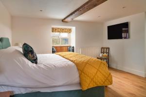 Lova arba lovos apgyvendinimo įstaigoje Finest Retreats - Moelis Granary - Luxury Cottage with Hot Tub