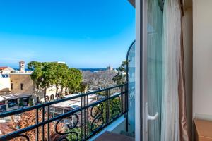 een balkon met uitzicht op de oceaan bij Hotel Hermes in Rhodos-stad