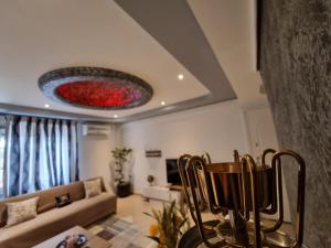 - un salon avec un canapé et une table dans l'établissement Arman Group, à Athènes