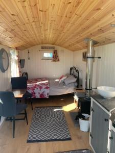 um quarto com uma cama e uma mesa em Maple Hut Four Acre Farm em Aylsham