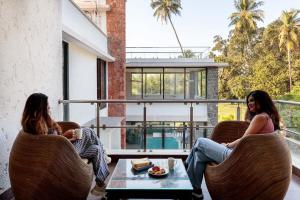 Ruang duduk di Our Beloved Summer by StayVista - Offering a swimming pool, expansive lawn, badminton court and indoor games
