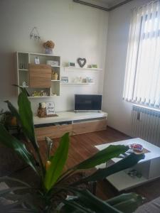 uma sala de estar com um sofá e uma mesa em Gacka-Beautiful Place in Nature em Otočac