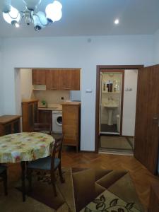 Η κουζίνα ή μικρή κουζίνα στο 27 юли 3 бюджет