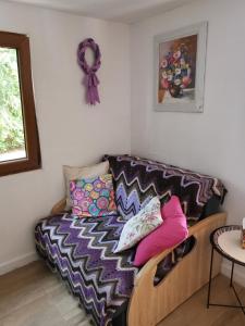 クラスノブルトにあるLawendowa Werandaのソファ(枕付)が備わる客室です。