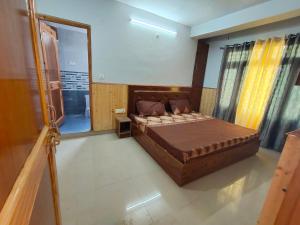 a bedroom with a large bed in a room at KAILASH VIEW SARAHAN in Sarāhan