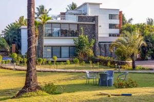 Taman di luar Our Beloved Summer by StayVista - Offering a swimming pool, expansive lawn, badminton court and indoor games