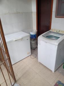 a washing machine and a washer in a room at Casa em São Pedro da Aldeia in São Pedro da Aldeia