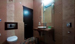 Bathroom sa Tuskars Riverside Resort Jim Corbet