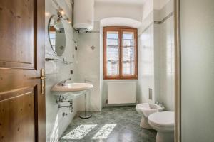 łazienka z umywalką i toaletą w obiekcie Residence Lena App 4 w mieście Tenno