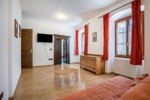 salon z kanapą i stołem w obiekcie Residence Lena App 4 w mieście Tenno