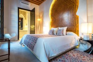 En eller flere senge i et værelse på Riad Elisa & Spa