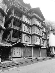 une photo en noir et blanc d'un bâtiment dans l'établissement Bitta Inn homestay, à Darjeeling
