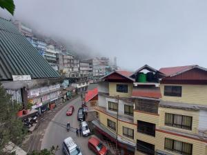 une vue aérienne d'une rue de la ville avec des bâtiments dans l'établissement Bitta Inn homestay, à Darjeeling