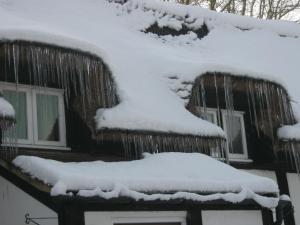 una casa con nieve en el techo en The Moats - Ledbury, en Ledbury