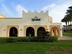 un edificio con un letrero que lee hotel en Stella Makadi Palace Chalet en Hurghada